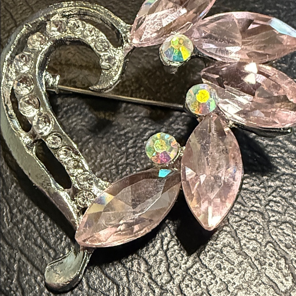 Sparkling Silver and Pink Leaf Brooch heart shaped - Picture 8 of 9